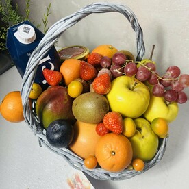 Фруктовая корзина с соком и вареньем