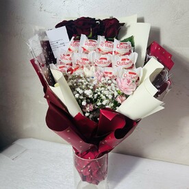 Букет конфет из рафаэлло и цветы