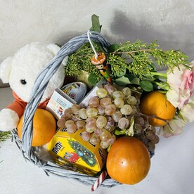 Корзина с фруктами и мишкой