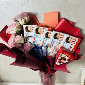 Букет из конфет киндеров и цветами