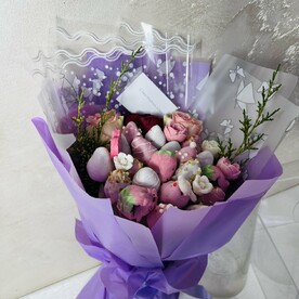 Букет из клубника в шоколаде и цветы