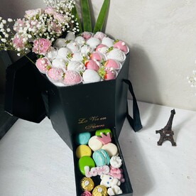 Клубника в шоколаде с макаронс