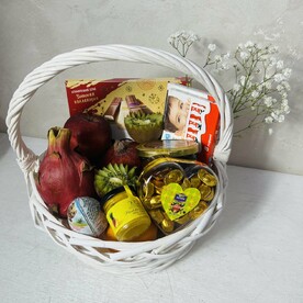 Корзина с фруктами и с конфетами