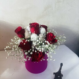 Коробка цветами и клубника в шоколаде