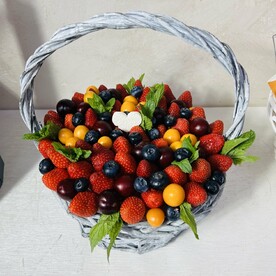 Корзина с ягодами