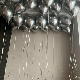 Набор из 25 серебряных хромированных шаров на серебряной ленте