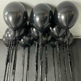 Чёрные шары под потолок на черном дождике 15 шт