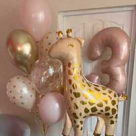 Фонтан шаров с цифрой и жирафом