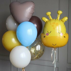 Яркий фонтан гелиевых шаров и шар голова Жирафа