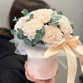 Нежный диантус в шляпной коробке