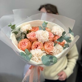 Букет из пионовидных роз и диантусов