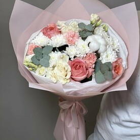 Букет с розами и хризантемой