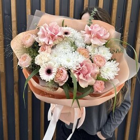 Букет с французскими розами и хризантемой