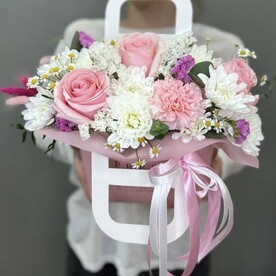 Цветы в сумочке с розами и хризантемой