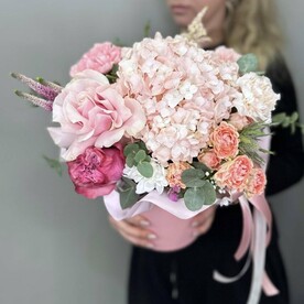 Цветы в коробке с гортензией