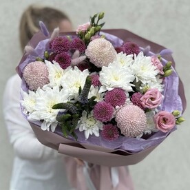 Букет с хризантемой и эустомой