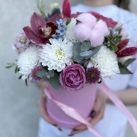 Цветы в коробке с орхидей и розой