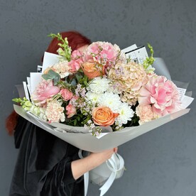 Авторский букет с гортензией и розами