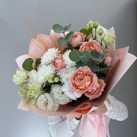 Букет с пионовидными розами и эустомой