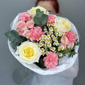 Букет с розами и ромашкой