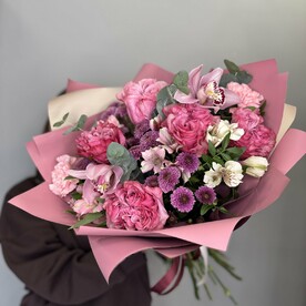 Букет с розами и сантини