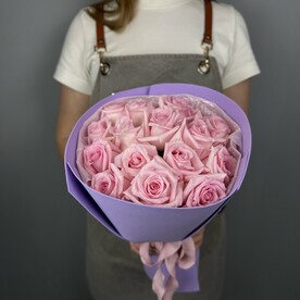 15 роз в фиолетовой упаковке