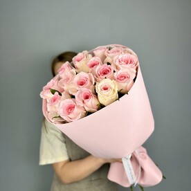 15 пионовидных роз