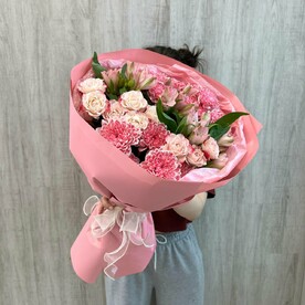 Букет из кустовой розы альстромерии и хризантемы