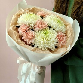 Букет цветов из хризантем и диантусов