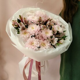 Букет цветов из кустовых хризантем и альстромерии