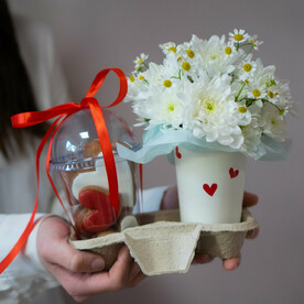 Стаканчик с цветами и пряниками