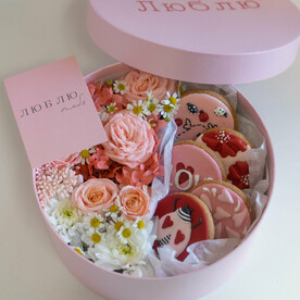 Коробка с цветами и пряниками