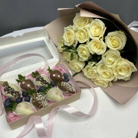 Подарок Белые розы с клубникой в шоколаде