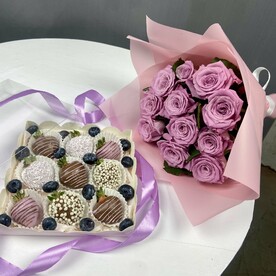 Подарок из лавандовых роз и клубники в шоколаде