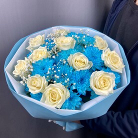 Букет из Белых  роз с голубой хризантемой