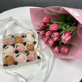 Подарок 11 пионовидных тюльпанов с клубникой в шоколаде