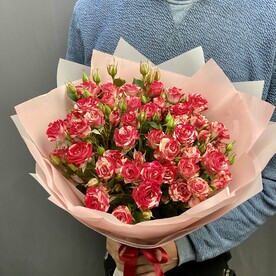 Букет из красно-белых кустовых роз