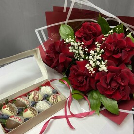 Красная французская Роза с клубникой в шоколаде