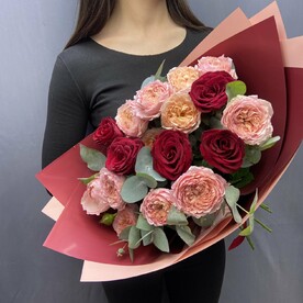 Букет пионовидной кустовой розы « Джульетта» и красной розы