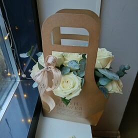 Белая роза с эвкалиптом