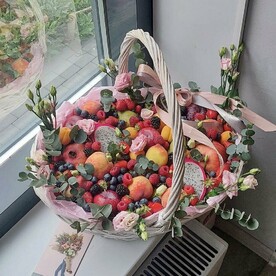 Фруктовая корзина с ассорти фруктов и ягод 🍓
