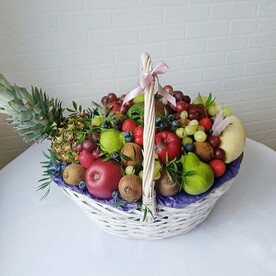 Фруктовая корзина с ассорти фруктов и ягод 🍓