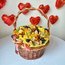 Корзина с сухофруктами