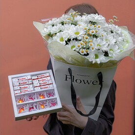 Комбо букет ромашек в сумочке и конфеты Kinder