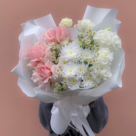 Букет французские розовые розы с ромашками