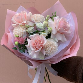 Букет с эустомой и розовыми рощами