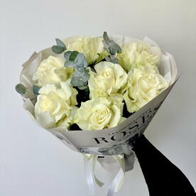 Белые французские розы с эвкалиптом