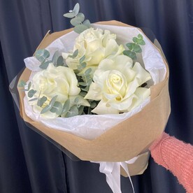 Букет из белых роз в крафтовой упаковке