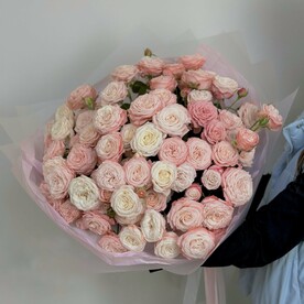 Монобукет из пионовидных кустовых роз 29 штук