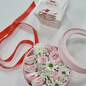 Подарочный набор цветы+конфеты раффаэлло ко Дню влюбленных